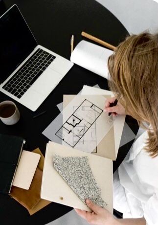 Architekt arbeitet fokussiert an einem digitalen Entwurf