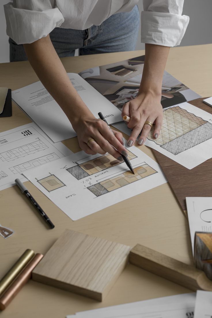 Architekt plant Gebäude mit präziser Struktur